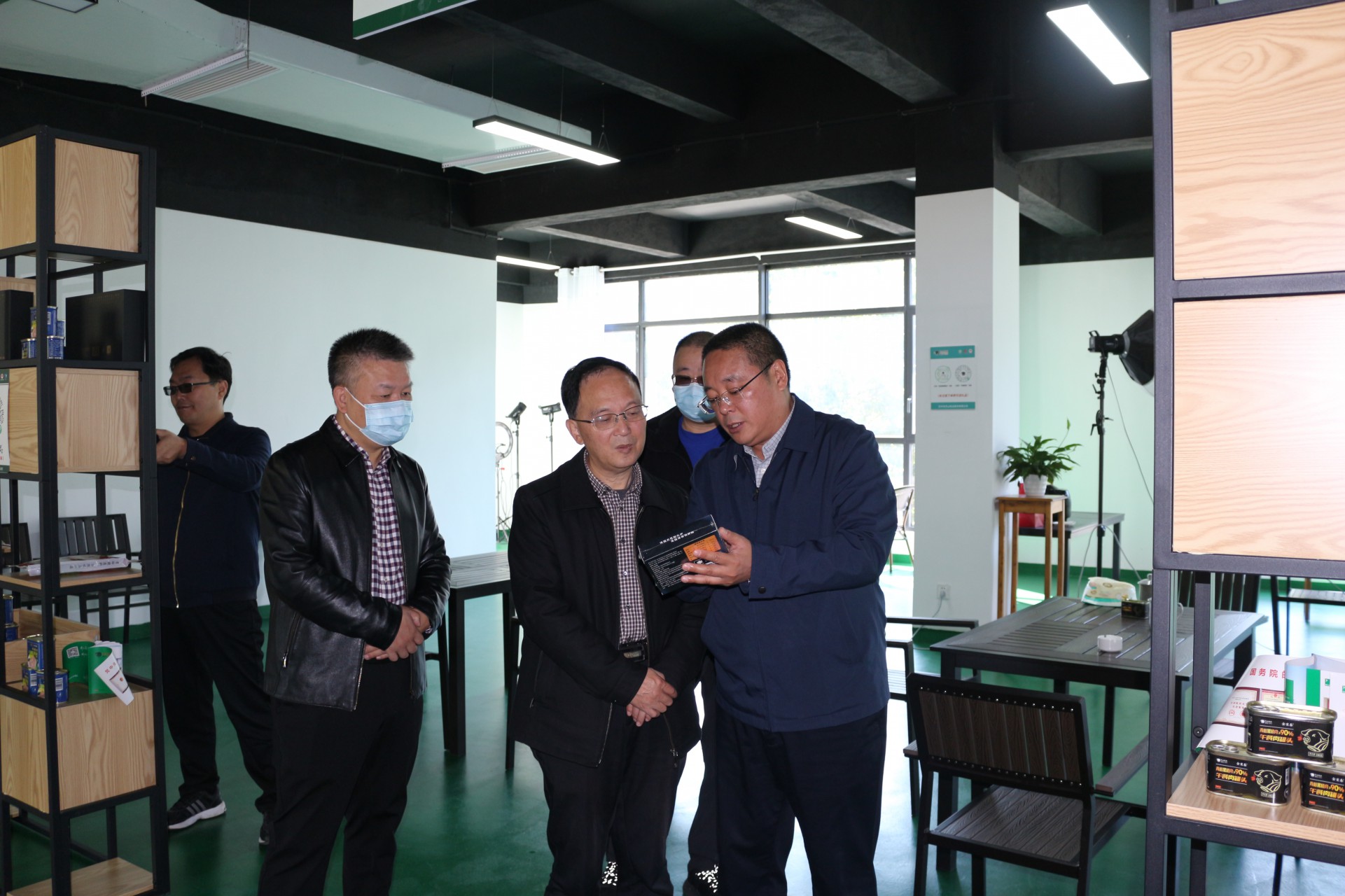 巴中市人大常委會黨組副書記、副主任袁聞聰一行蒞臨巴山牧業(yè)考察并調(diào)研